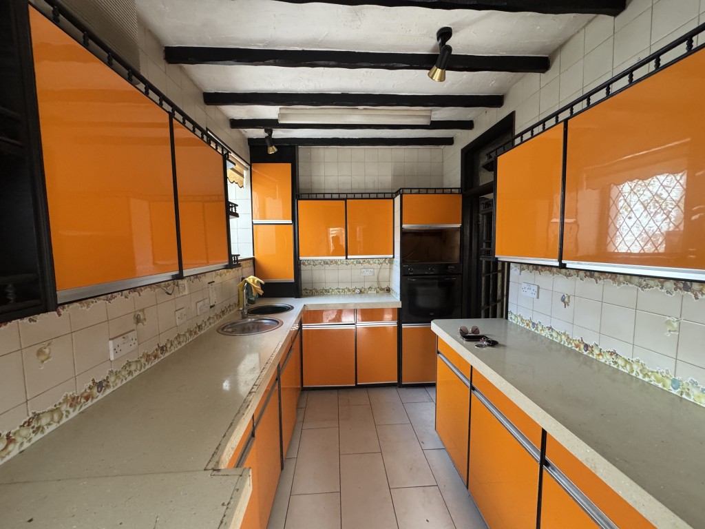 Lot: 178 - DETACHED COTTAGE FOR IMPROVEMENT AND REPAIR WITH LARGE GARAGE - Kitchen